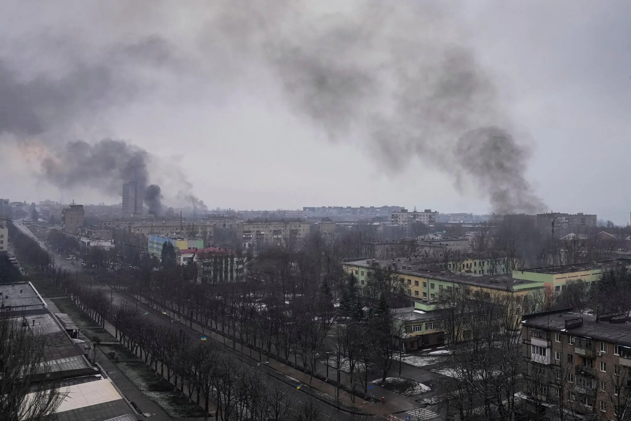Дим, що здіймається після обстрілів у березні в Маріуполі, Україна
